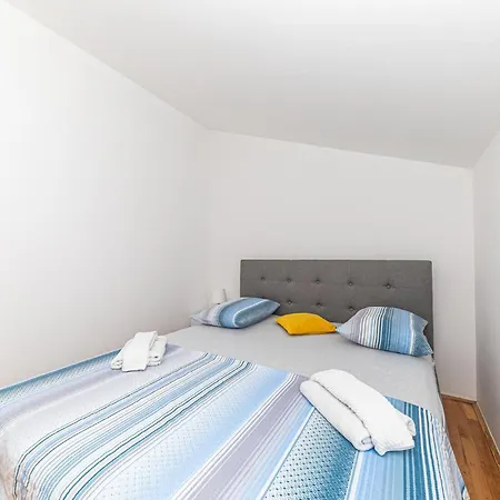 2 Bedroom Amazing Apartment In Okrug Gornji Lejlighed