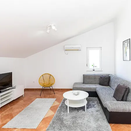 2 Bedroom Amazing Apartment In Okrug Gornji Appartement