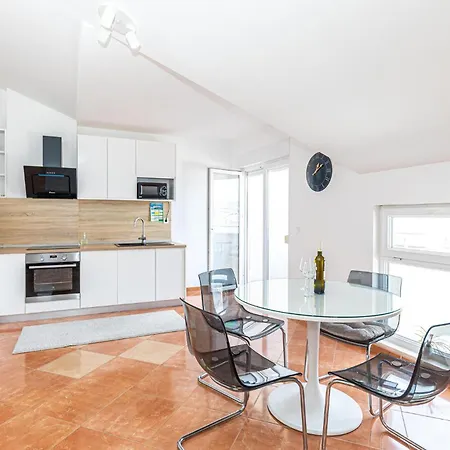 2 Bedroom Amazing Apartment In Okrug Gornji 트로기르