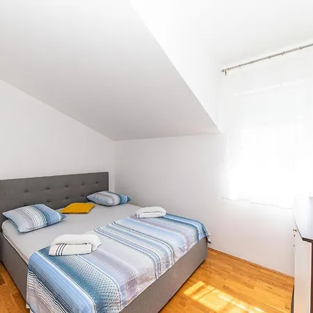 2 Bedroom Amazing Apartment In Okrug Gornji 아파트