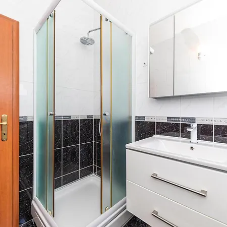 2 Bedroom Amazing Apartment In Okrug Gornji 아파트 *