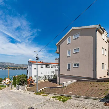 2 Bedroom Amazing Apartment In Okrug Gornji *