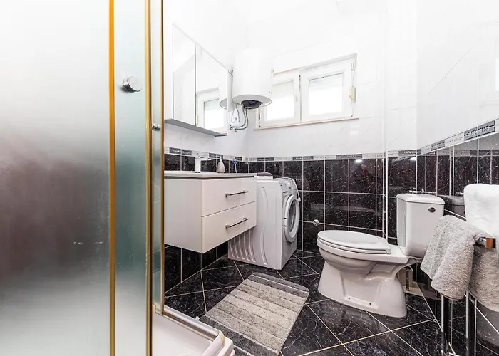 Awesome In Okrug Gornji Apartamento Trogir