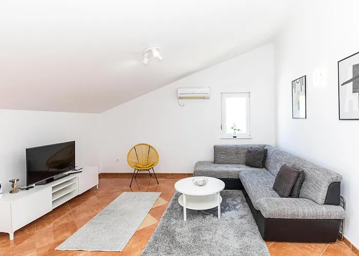 Awesome In Okrug Gornji Apartamento