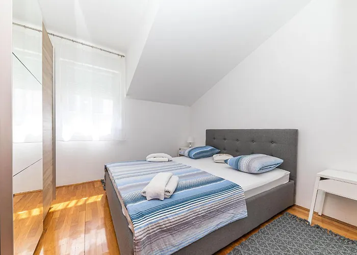 Apartamento Awesome In Okrug Gornji