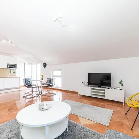 Awesome In Okrug Gornji Apartment