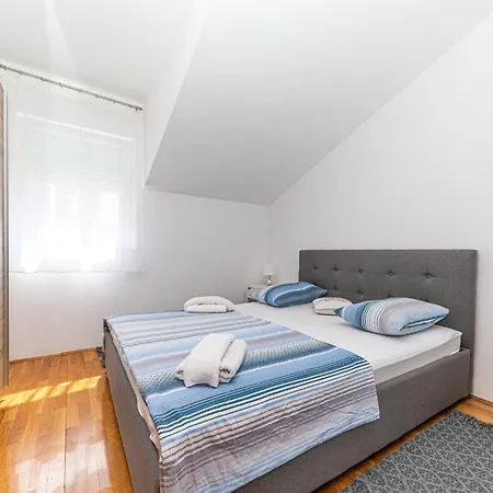 Apartment Awesome In Okrug Gornji
