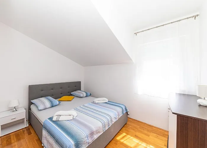 Awesome In Okrug Gornji Appartement